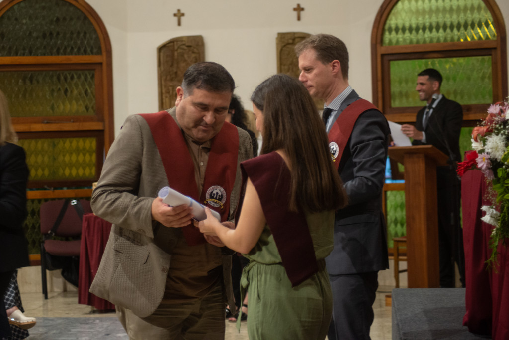 Omar Roldán recibiendo su diploma por parte de las autoridades de Facultad de Periodismo y Comunicación 